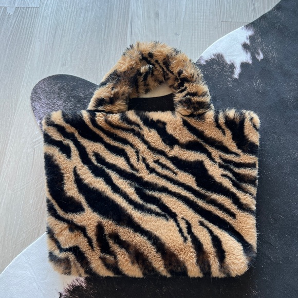 Fuzzy tiger print handbag - Picture 3 of 6